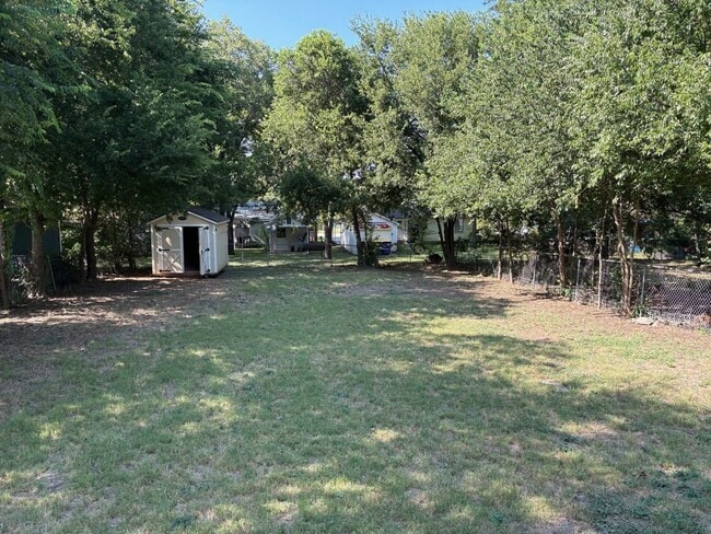 Building Photo - 1059 E Elm St