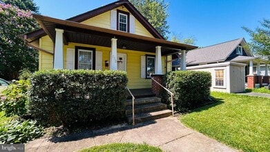 Building Photo - 112 Oak St