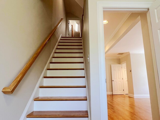 Building Photo - AVAILABLE NOW! Elegant 3-Bed Condo in Prim...