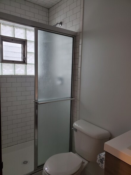 Private Bath 1 - 9324 S Roberts Rd