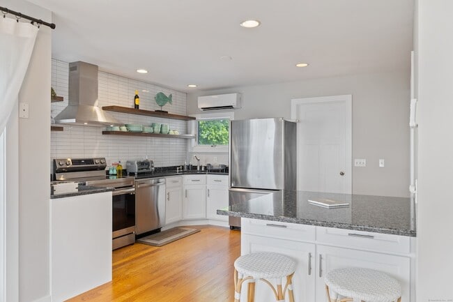 Building Photo - 176 Shore Rd