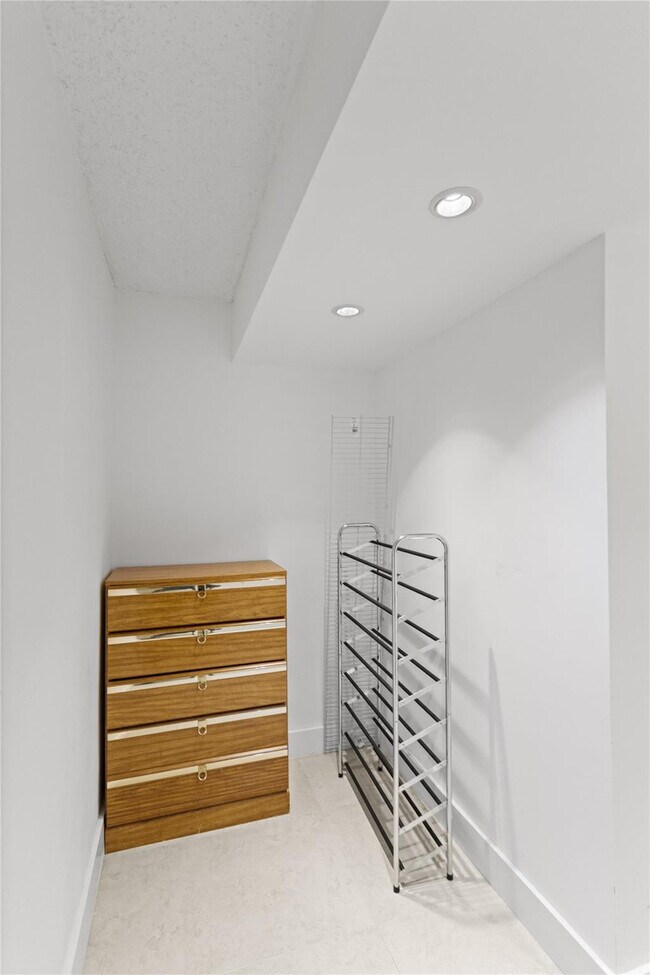 Building Photo - 16051 Blatt Blvd