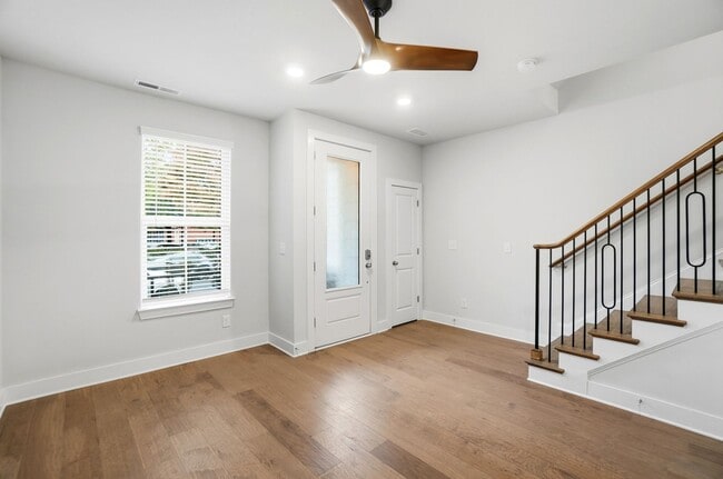 Building Photo - Modern Townhome in the Heart of Plaza Midw...