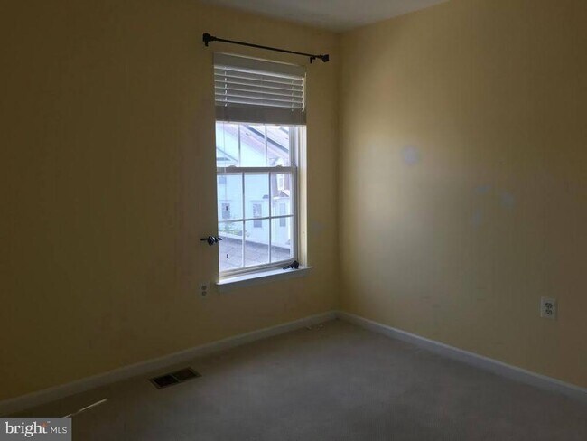 Building Photo - 5074 Donovan Dr