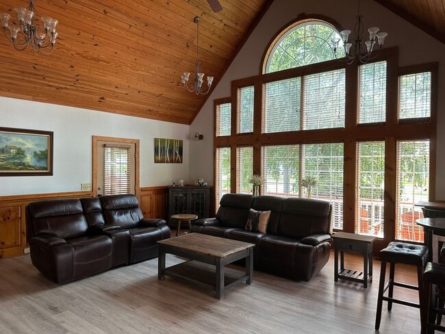 Building Photo - Beautiful Goose Creek Oasis