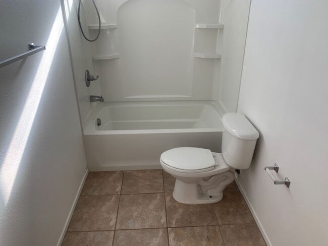 Building Photo - 3 bed,2.5 bath, 1 car garage house for rent $1800