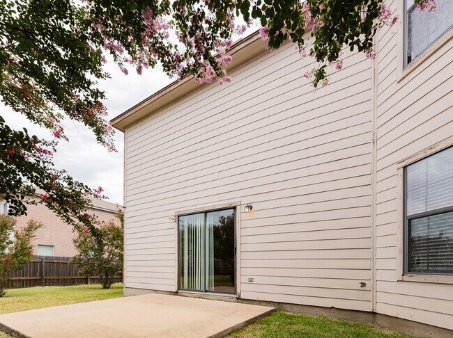 Building Photo - 211 Rim Rock Dr