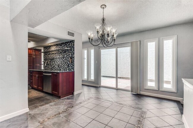 Building Photo - 4 Oakbrook Dr