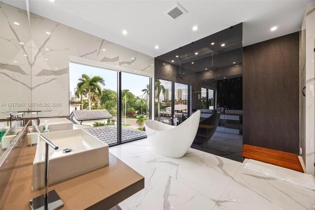 Building Photo - 3367 NE 168th St