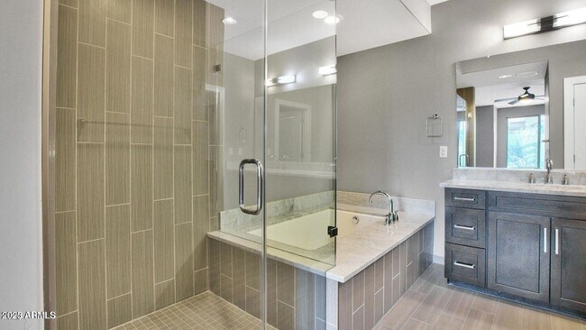 Building Photo - 4803 N Woodmere Fairway
