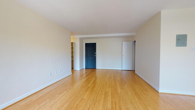 Building Photo - 3900 Tunlaw Rd NW