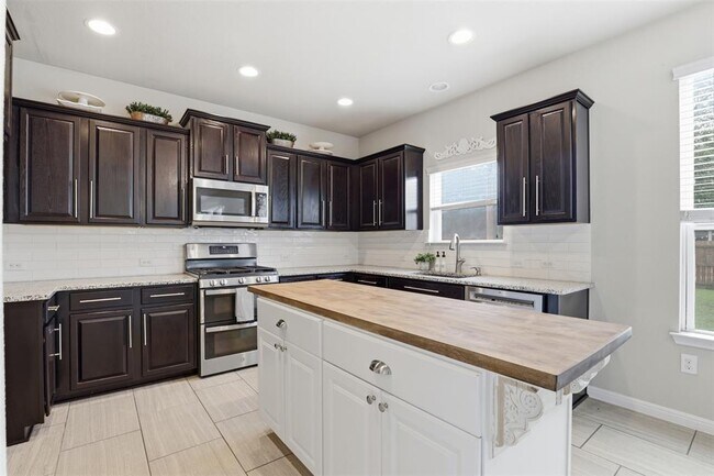 Building Photo - 113 Bastian Ln