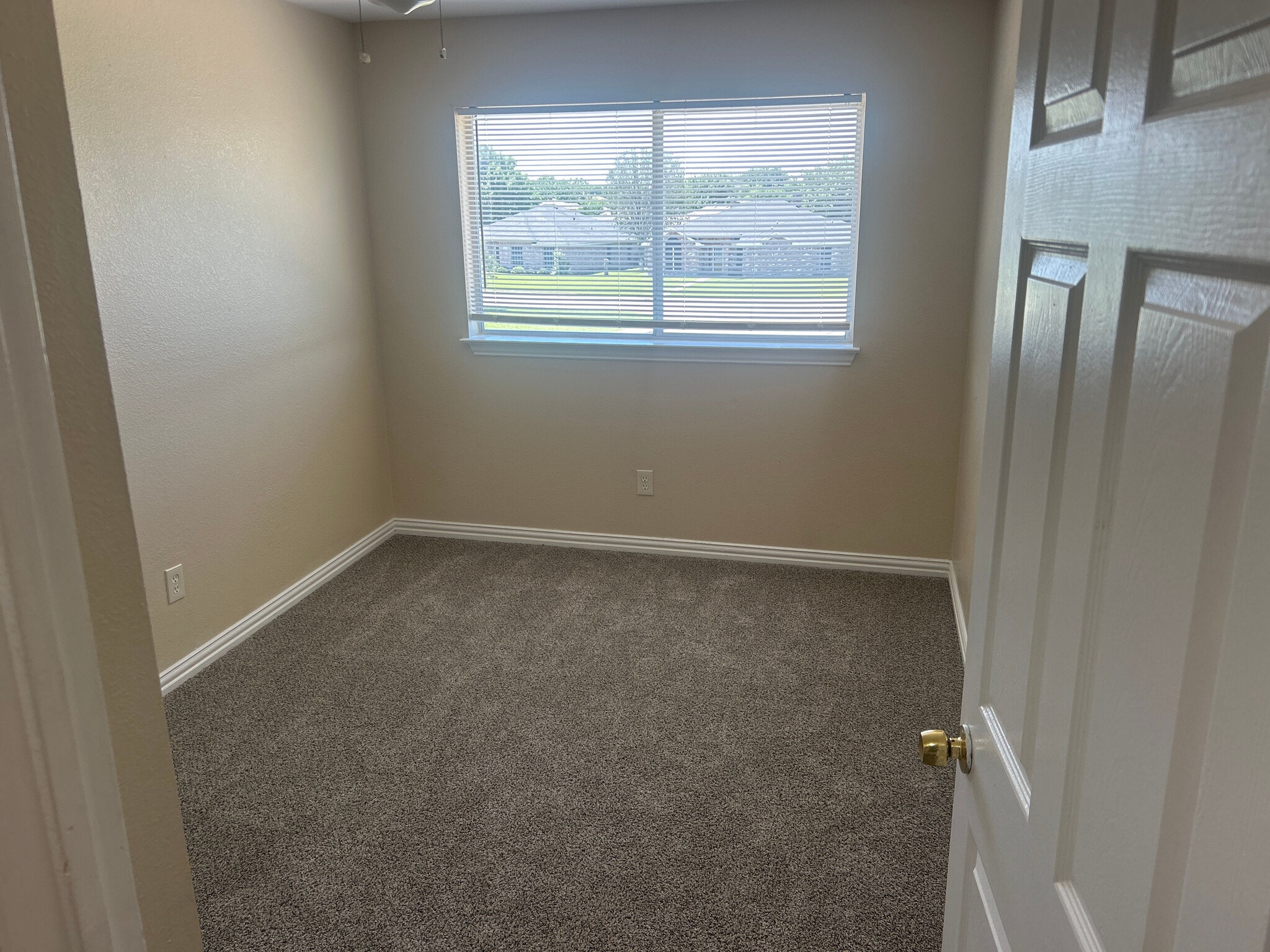 Building Photo - Room in Duplex on Chestnut Ln