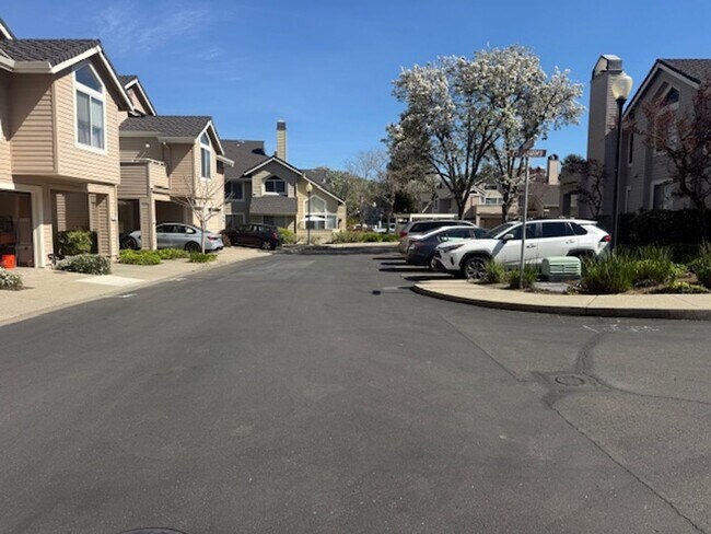 Building Photo - 2-Bedroom, 2-Bathroom Ground Level Condo in Hercules