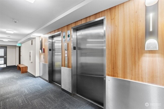 Building Photo - 1 Bedroom Condo 2 Blocks from Waterfront!