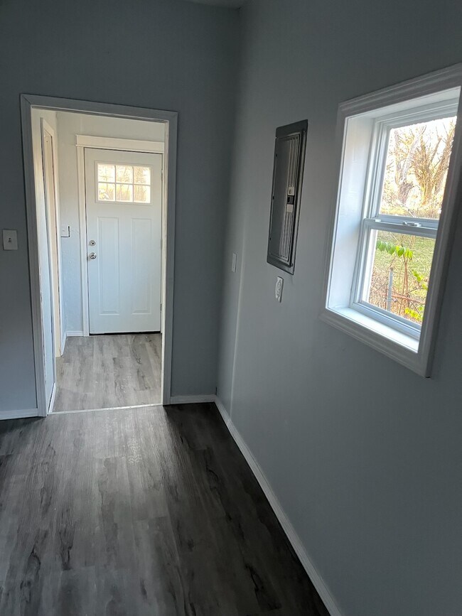 Building Photo - 2347 Rosedale Ave