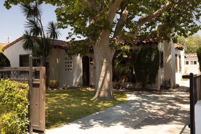 Building Photo - Beautiful 3 Bedroom Home in Prime North Hollywood Location