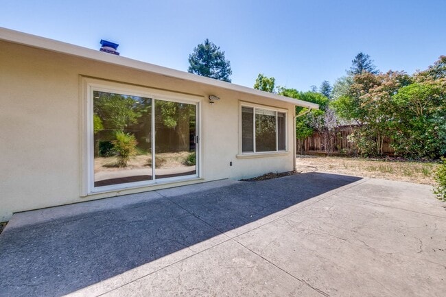 Building Photo - Spacious Home l Massive 12,525 Sq Ft Lot l...