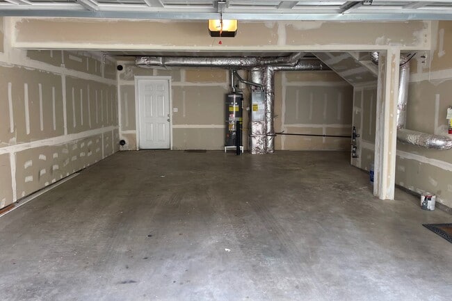 Building Photo - Nice Modern Townhouse Available Now!!