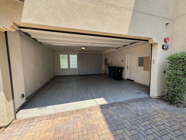 Building Photo - Charming 3-bedroom 2.5 bath nestled inside...
