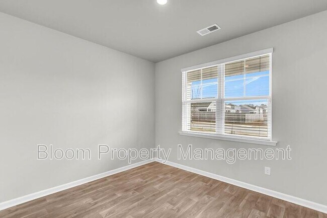 Building Photo - 205 Maple Hl Dr