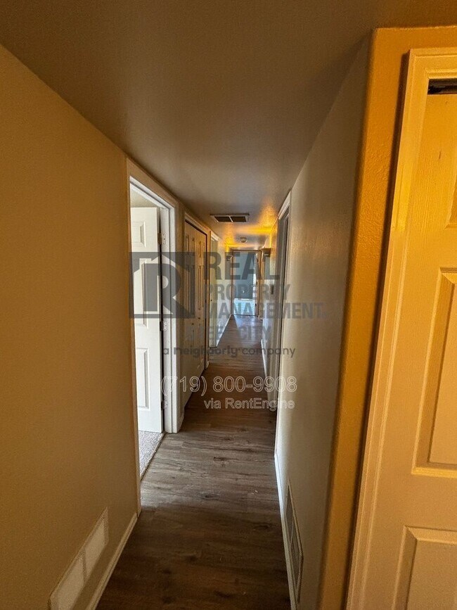 Building Photo - 813 Ardath Ln
