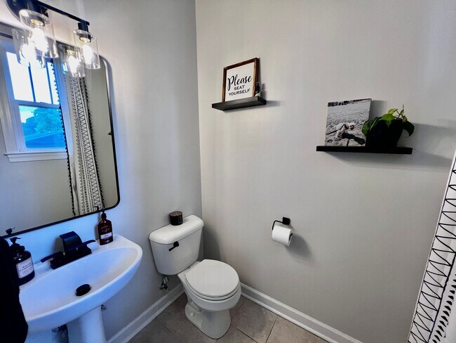 Building Photo - Gorgeous Home in the heart of Bayview Beach