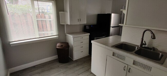 Building Photo - North Long Beach Private Back House