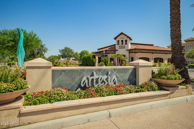 Building Photo - 7297 N Scottsdale Rd