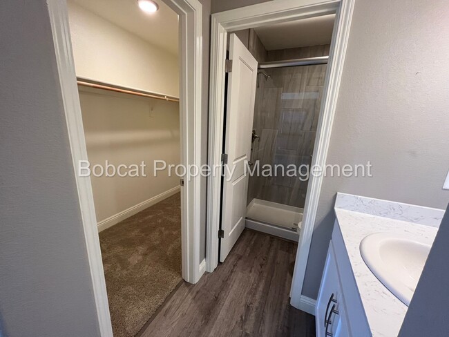 Building Photo - 3 Bedroom 2.5 Bathroom Townhouse in Carson...