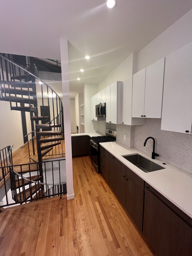 Kitchen and living area - 816 N Pennock St