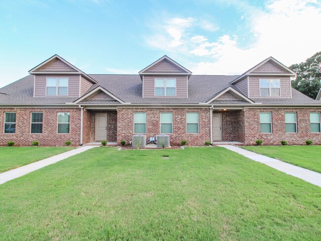 4 BR - 3 Baths - Cable, Internet & Lawn c... - 4 BR - 3 Baths -  Cable, Internet & Lawn c...