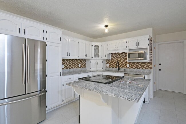 Building Photo - Spacious 4-Bed 1.5 Bath Home Available Now in Bloomington!