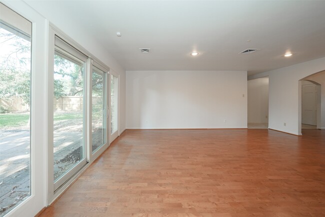 Building Photo - 9622 Highmeadow Dr