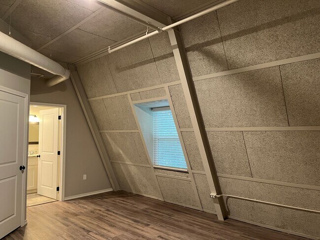 Building Photo - The Courtyard Lofts ~ Two Bedroom Apartment