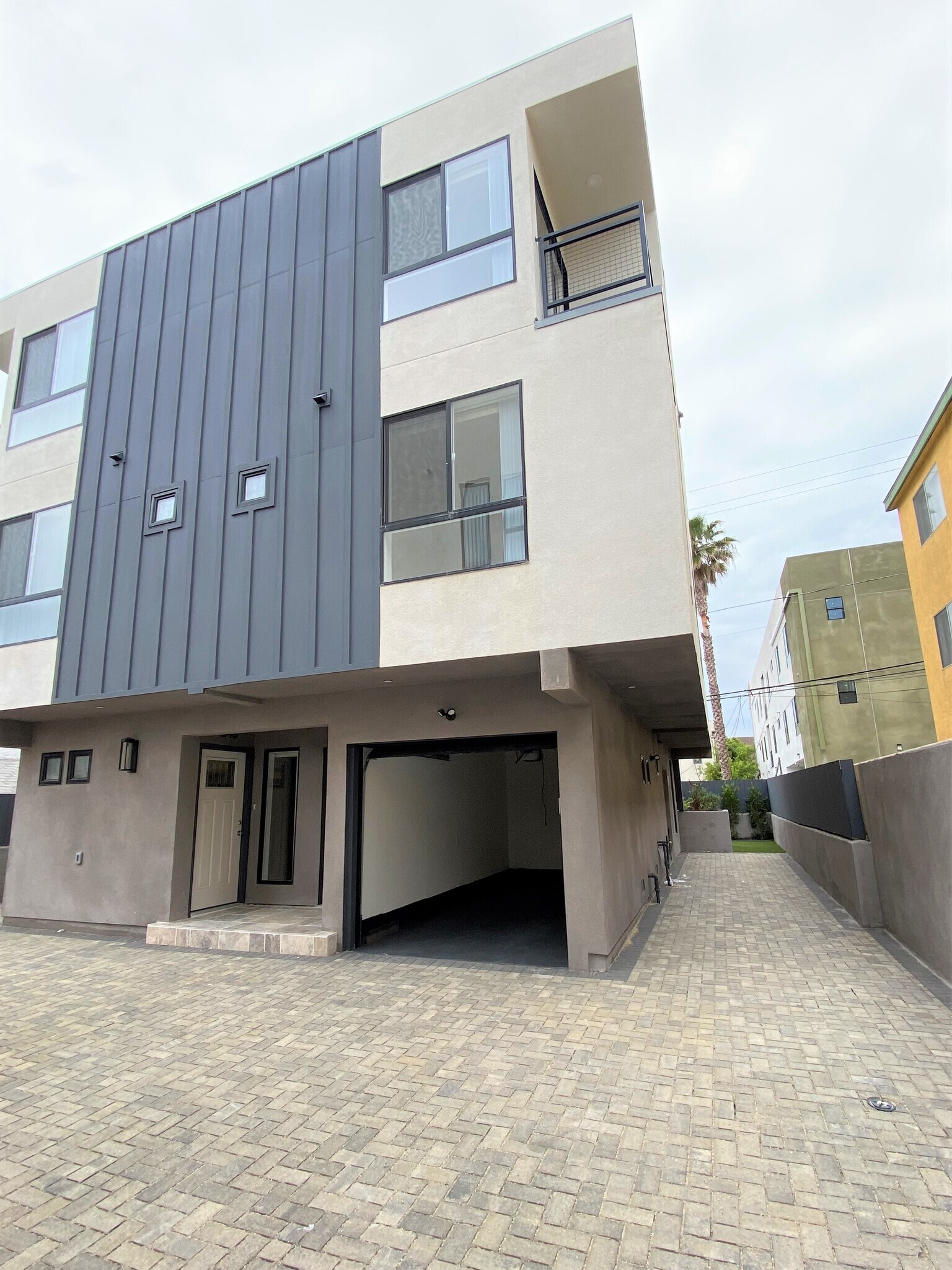 Building Photo - 545 N Kingsley Dr