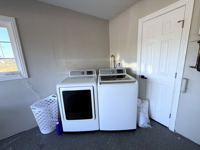 Building Photo - 451 E Lincoln Ave