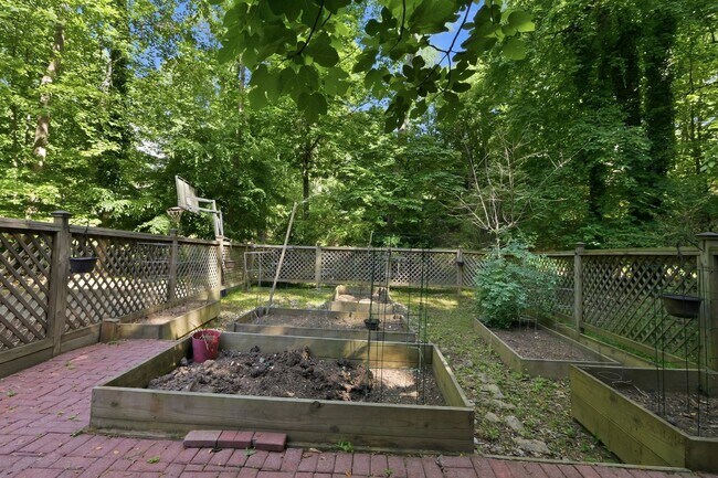 Building Photo - Gorgeous and Spacious 5 Bedroom Home, Cul-de-sac lot, Vaulted Ceilings, Large Backyard, Stunning ...