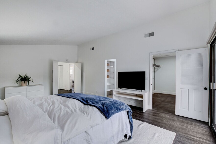 Building Photo - 945 Vegas Valley Dr