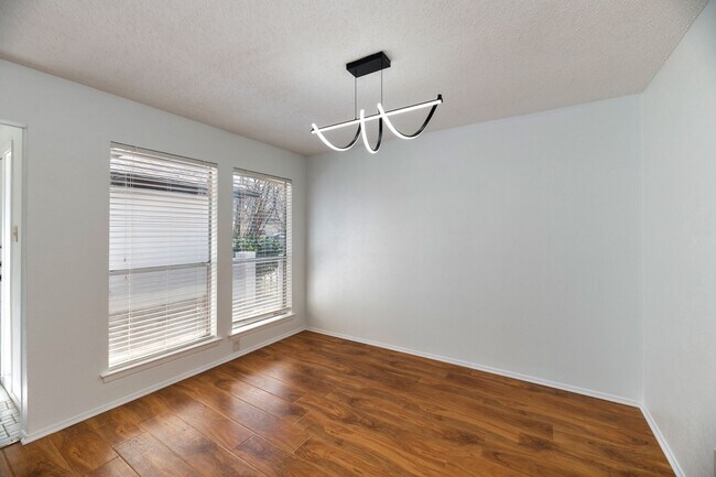 Building Photo - AVAILABLE NOW! BEAUTIFUL 3 BEDROOM HOME LO...