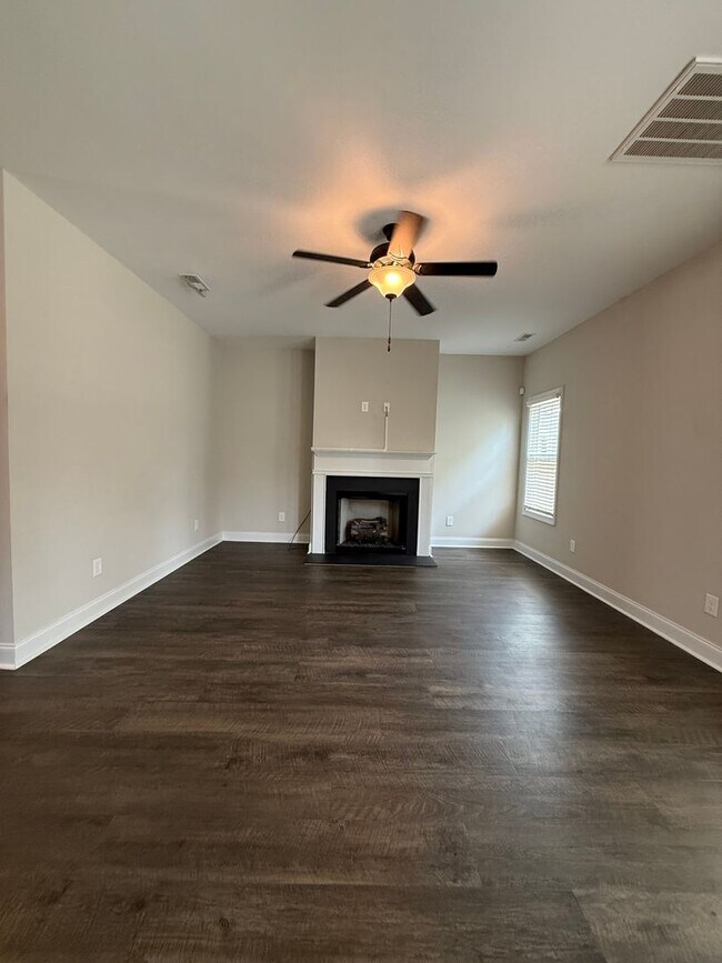 Building Photo - Beautiful 4-Bedroom House