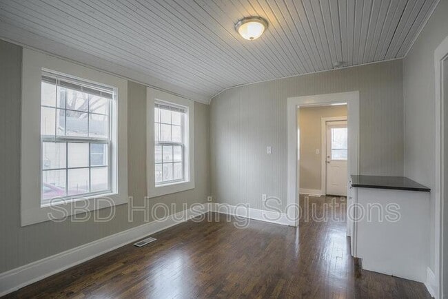Building Photo - 102 S Ash Ave