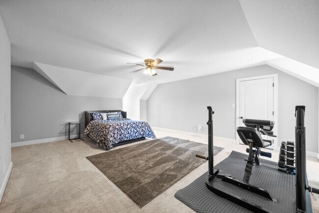 Building Photo - Beautiful Craftsman Style Home Waiting for...