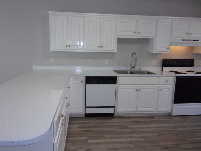 Building Photo - Recently Renovated 2 Bedroom 1 1/2 Bath To...