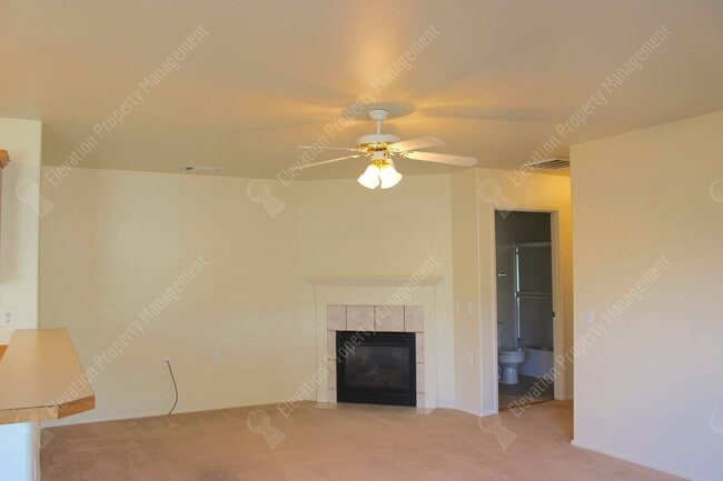 Building Photo - Great 2/2 BR Duplex near Pilot Butte