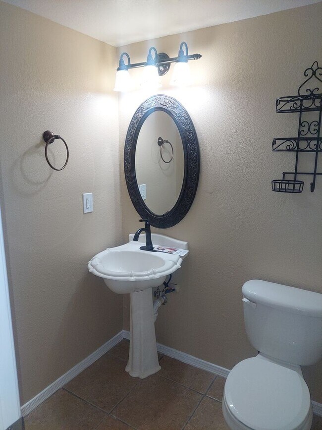 Building Photo - 4 BEDROOM 3 BATHROOM HOME! fully remodeled...