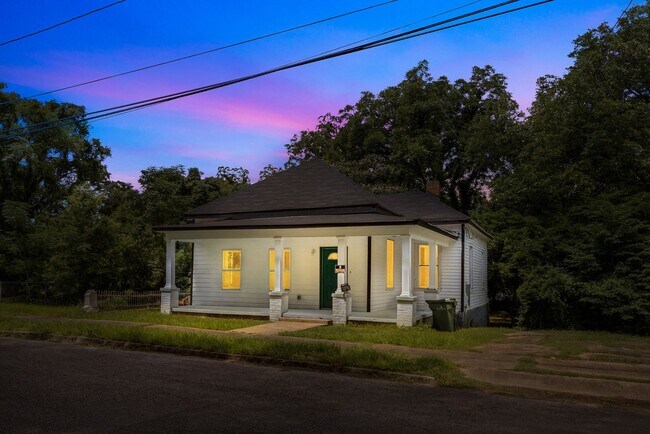 Primary Photo - Charming 4 Bedroom, 2 Bathroom house