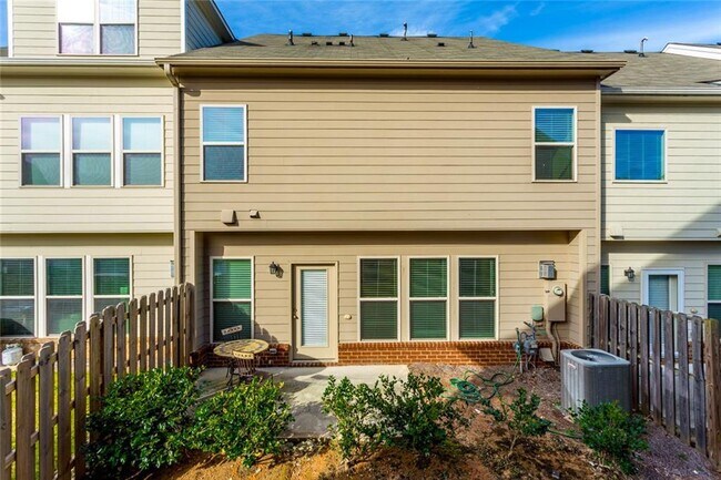 Building Photo - 2105 Greencrest Cir