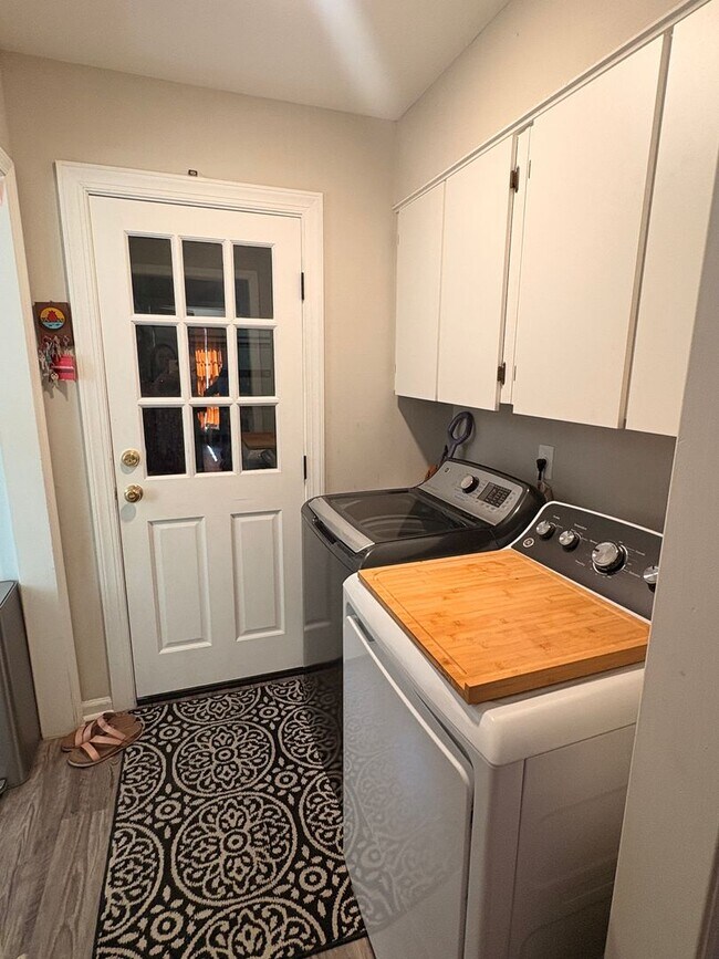 Building Photo - Renovated Home In The Heart Of East Memphis! Fully Fenced Backyard! No Carpet!