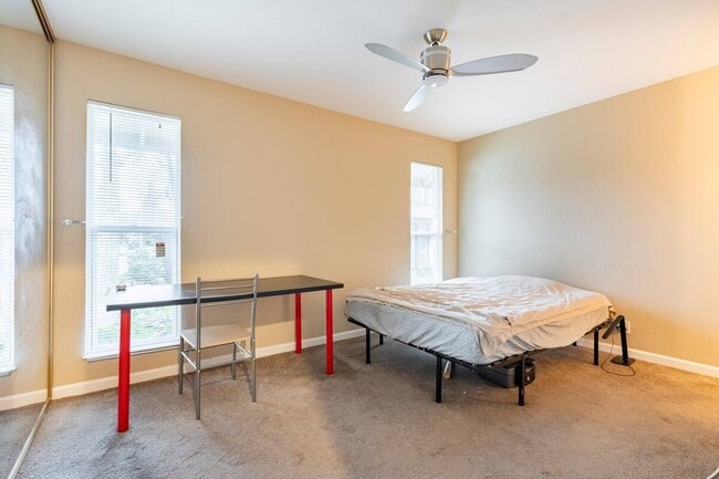 Building Photo - 5488 Roundtree Dr